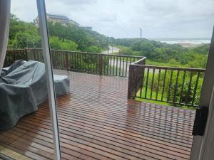 una terraza con vistas al océano desde una casa en Seabreeze Retreat Home, en Port Alfred