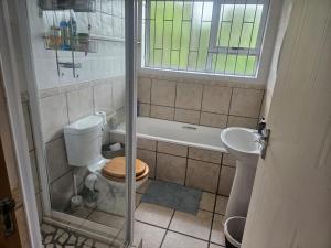Un baño con ducha, inodoro y lavabo. en Seabreeze Retreat Home, en Port Alfred