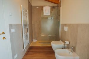 a bathroom with a toilet and a sink and a shower at Garda Relais in Castelnuovo del Garda +29 photos