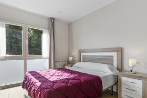 リャネスにある2 Plazas 3 Ballota sin jardin Bのベッドと窓のある白い寝室