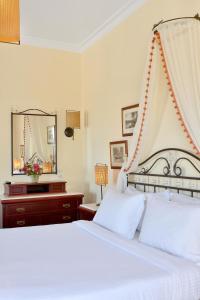 Una cama o camas en una habitación de Agistri Hotel