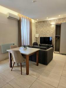 TV a/nebo společenská místnost v ubytování D Townhouse Boutique Suites