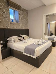 Postel nebo postele na pokoji v ubytování D Townhouse Boutique Suites