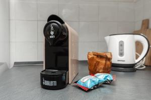 Příslušenství pro přípravu čaje a kávy v ubytování Rifugio storico a 50 passi dal Duomo, Bilocale