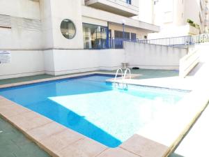 una piscina en medio de un edificio en Sunny, center Albir apartment, en Alfaz del Pi