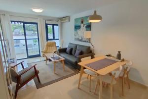 una sala de estar con una mesa y un sofá en Sunny, center Albir apartment, en Alfaz del Pi