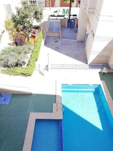 Una vista aérea de una piscina en un edificio. en Sunny, center Albir apartment, en Alfaz del Pi 9 fotos más