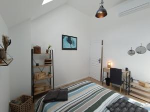 a bedroom with a bed and a desk at Un Appart' à la campagne in Mordelles