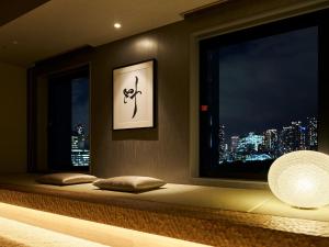 a window seat with a view of a city at night at Villa Fontaine Grand Tokyo Shiodome in Tokyo