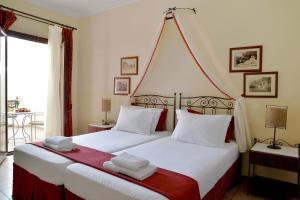 Una cama o camas en una habitación de Agistri Hotel
