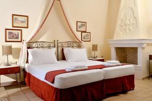 Una cama o camas en una habitación de Agistri Hotel