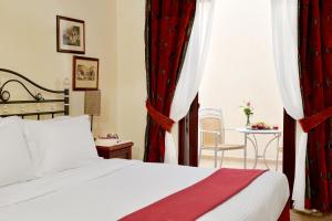 Una cama o camas en una habitación de Agistri Hotel