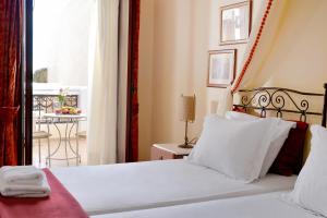 Una cama o camas en una habitación de Agistri Hotel