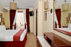 Una cama o camas en una habitación de Agistri Hotel