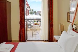 Una cama o camas en una habitación de Agistri Hotel