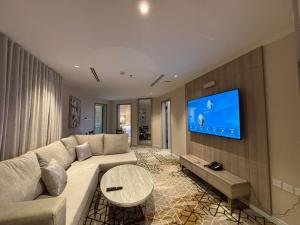 TV a/nebo společenská místnost v ubytování Grand Line Hotel