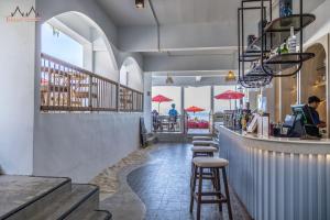 a bar in a restaurant with red umbrellas at Tommy Resort in Haad Rin