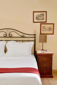 Una cama o camas en una habitación de Agistri Hotel