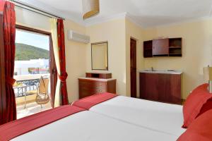 Una cama o camas en una habitación de Agistri Hotel