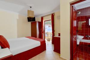 Una cama o camas en una habitación de Agistri Hotel