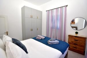 En eller flere senge i et værelse på Athina's house