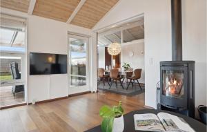 Μια τηλεόραση ή/και κέντρο ψυχαγωγίας στο Nice Home In Sjølund With Wifi