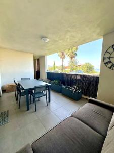 Χώρος καθιστικού στο Appartement CUMARU vue mer