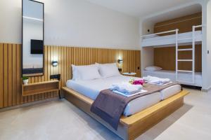Postel nebo postele na pokoji v ubytování Aura Luxury Suites - Olympiada Seaside Getaways