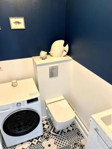 uma casa de banho com uma máquina de lavar roupa e um WC em Superbe Appartement avec terrasse em Libourne mais 13 fotografias