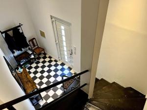 uma vista superior de um quarto com piso em xadrez em Superbe Appartement avec terrasse em Libourne