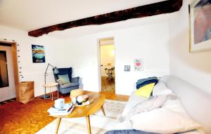 una sala de estar con un sofá y una mesa en 3 Bedroom Beautiful Home In Castelreng, en Castelreng