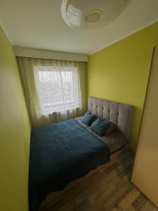 Un dormitorio pequeño con una cama con ventana. en Apartament LOFT, en Gorzów Wielkopolski