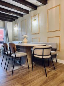 a room with a table and chairs and a bed at Joyau caché en plein cœur de Martigues ! in Martigues +6 photos