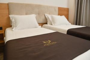 Postel nebo postele na pokoji v ubytování Hotel Albulena