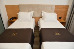 Postel nebo postele na pokoji v ubytování Hotel Albulena