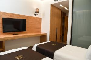 Postel nebo postele na pokoji v ubytování Hotel Albulena + 37 fotografií