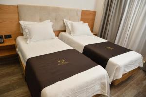 Postel nebo postele na pokoji v ubytování Hotel Albulena