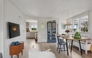 una cucina e una sala da pranzo con tavolo e sedie di 2 Bedroom Cozy Home In Juelsminde a Sønderby