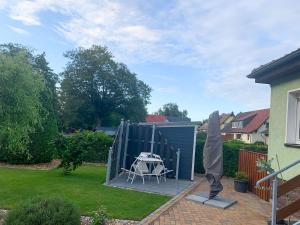 a shed with a table and chairs in a yard at Ferienwohnung Inge in Malchow