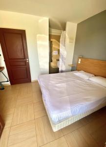 Postel nebo postele na pokoji v ubytování Hôtel Acajou