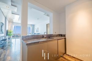Fotografie z fotogalerie ubytování LUX - Lavish Suite with Full Palm Jumeirah View 1 v Dubaji