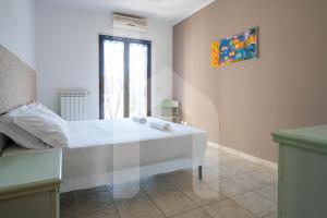 A bed or beds in a room at Homiday - Residence Micaene