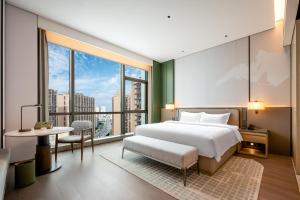 Qinglian Jinghe Hotel Wuhan Zoo International Expo Center Branch客房内的一张或多张床位