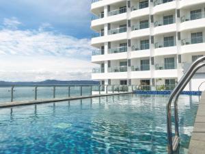 Bazén v ubytování Labersa Hotel & Convention Center Samosir nebo v jeho okolí