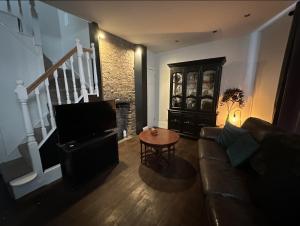 ein Wohnzimmer mit Sofa und Tisch in der Unterkunft Central Margate house with sauna & private garden in Kent