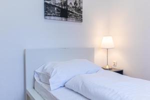 Łóżko lub łóżka w pokoju w obiekcie Spacious 2BR Apt -Near Wiener Stadthalle BurggasseWiener Well Located