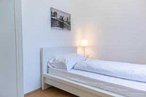 Łóżko lub łóżka w pokoju w obiekcie Spacious 2BR Apt -Near Wiener Stadthalle BurggasseWiener Well Located