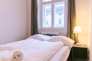 Łóżko lub łóżka w pokoju w obiekcie Spacious 2BR Apt -Near Wiener Stadthalle BurggasseWiener Well Located