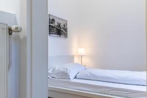 Łóżko lub łóżka w pokoju w obiekcie Spacious 2BR Apt -Near Wiener Stadthalle BurggasseWiener Well Located