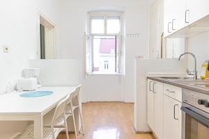 Kuchnia lub aneks kuchenny w obiekcie Spacious 2BR Apt -Near Wiener Stadthalle BurggasseWiener Well Located